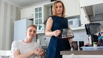 Invita a cafe a su profesora particular: menuda follada tiene la MILF